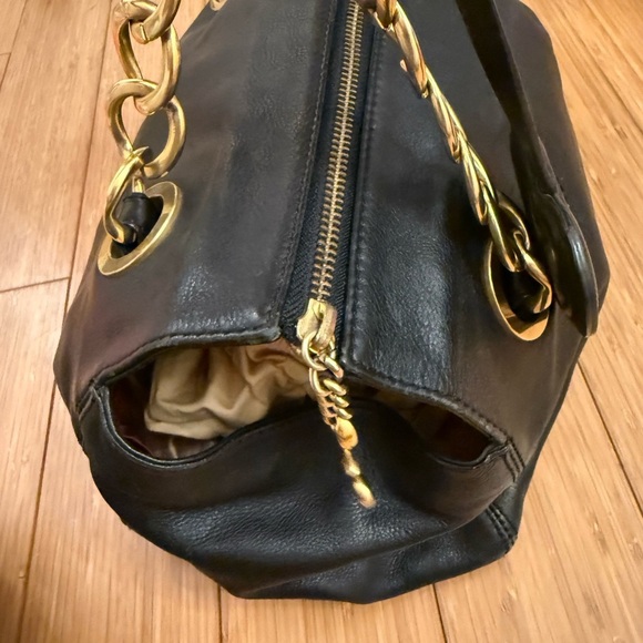 Classic Juice Beauty Black Leather Shoulder Bag with Gold Chain authentic - Picture 2 of 5